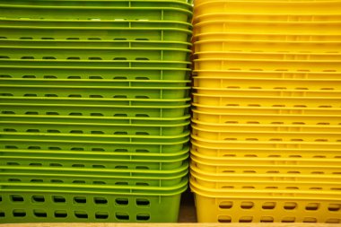 Renkli Plastik kutular bir diğeri üzerine yığılmış. Mağaza raf çok renkli plastik sepetler