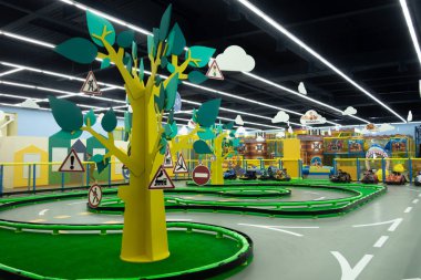 Sarı bir gövde ve yeşil yaprakları ve yol ile bir güzel bebek ağaç dalları üzerinde işaretler