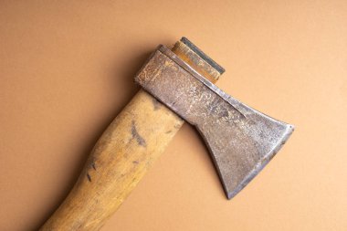 Eski Baltayı yere yatıyor. Eski balta açık kahverengi renkli ahşap saplı. Üstten görünüm.
