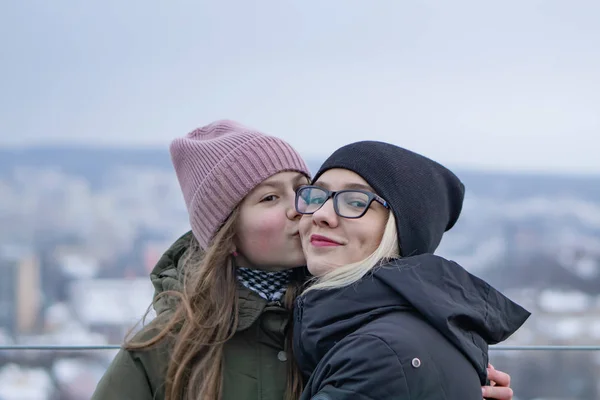 Dos Chicas Jóvenes Son Fotografiadas Plataforma Observación Fondo Ciudad Vieja — Foto de Stock