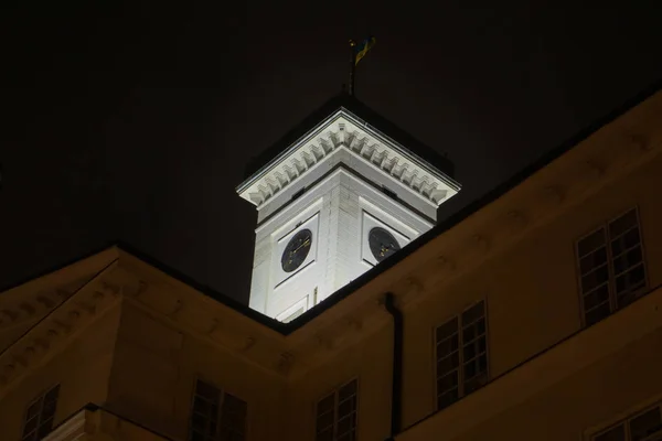 La torre del ayuntamiento por la noche en las luces. Lviv. Ucrania. 2019.01.14 — Foto de Stock