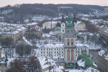 Lviv, Ukrayna evlerde üzerinde belediye binasının üst görünümden. Lviv kuş-göz görüş. Lviv tarihi kent yukarıdan.