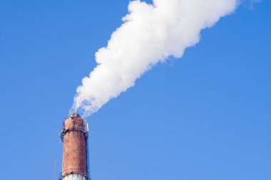 Mavi gökyüzüne karşı endüstriyel baca dan duman. Kirliliği