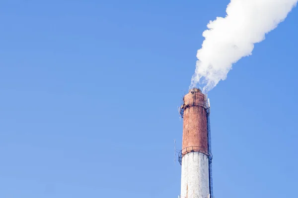 Rök från industriella lampglas mot den blå himlen. Föroreningar — Stockfoto