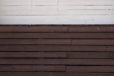 Değerli ahşap doku. Rustik boy ve karanlık, koyu sarı, kahverengi, tost, siyah tonları. Damarlar ve deniz mili takdir edilmektedir. Doğal ahşap arka plan, kahverengi, beyaz renk. Beyaz ve kahverengi tonda duvar boyalı.