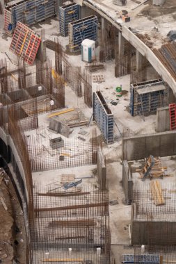 Yüksek katlı bir konut sahil üzerinde inşaat şantiye.