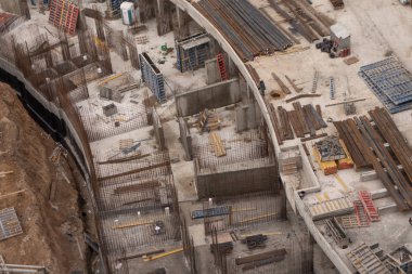 Yüksek katlı bir konut sahil üzerinde inşaat şantiye.