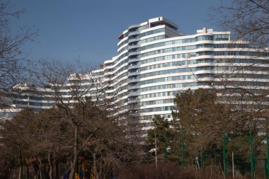 Yaratıcı düzensiz şeklinin modern çok katlı konut ev.