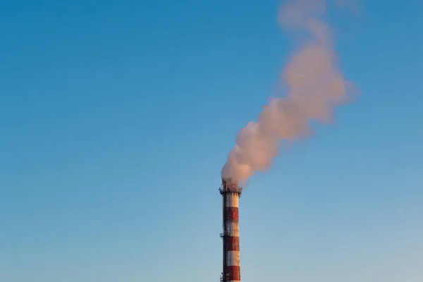 Schoorsteen Rook Tegen Blauwe Hemel Milieuvervuiling — Stockfoto
