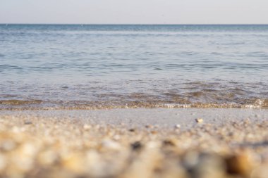 Bahar güneşli gün sakin denizde. Seçici odak..