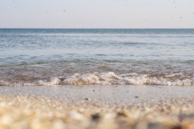 Bahar güneşli gün sakin denizde. Seçici odak..