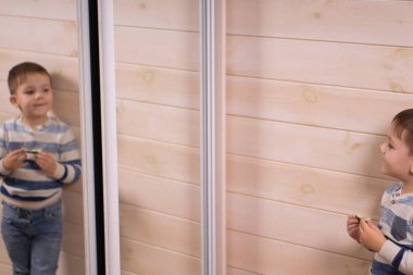 Üç yaşında beyaz bir arka plan üzerinde kamera önünde poz bir çocuk