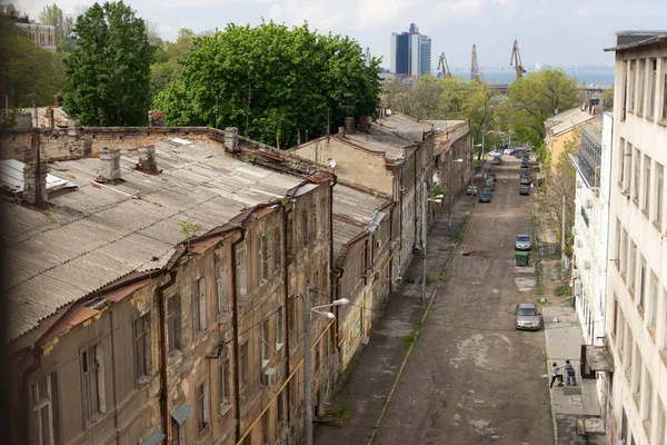 Uitzicht op de haven van Odessa door de straten van de oude stad. Devolanovsky afdaling. Odessa. Oekraïne — Stockfoto
