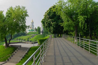 Sabahın erken saatlerinde büyük ve güzel bir şehrin manzarası. Kiev. Ukrayna.Teslis Görünümü - Pechersk Lavra.