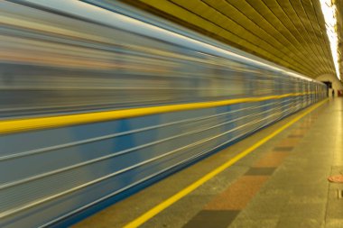 Metro istasyonunda metro vagonları hareket halinde. Metro Klovskaya. Kiev. Ukraine.Soft odak.