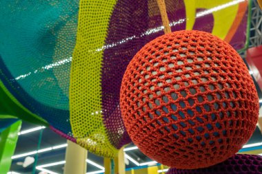 Kauçuk top, kırmızı hasır örgü ile kaplı. Çok renkli dokuma kumaşların soyut dokusu. Yaratıcı vintage arka plan.