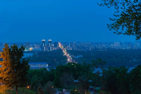 Uitzicht op een grote mooie stad in de vroege ochtend. Kiev. Oekraïne. uitzicht op de stad en de linker oever van de Pechersk heuvels. — Stockfoto