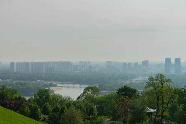 Uitzicht op een grote mooie stad in de vroege ochtend. Kiev. Oekraïne. uitzicht op de stad en de linker oever van de Pechersk heuvels. — Stockfoto