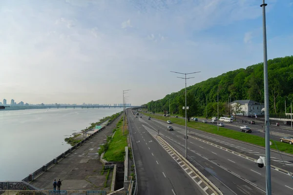 Uitzicht op een grote mooie stad in de vroege ochtend. Kiev. Oekraïne. uitzicht vanaf de metro brug. — Stockfoto