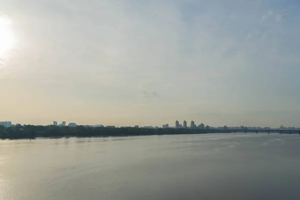 Uitzicht op een grote mooie stad in de vroege ochtend. Kiev. Oekraïne. uitzicht vanaf de metro brug. — Stockfoto