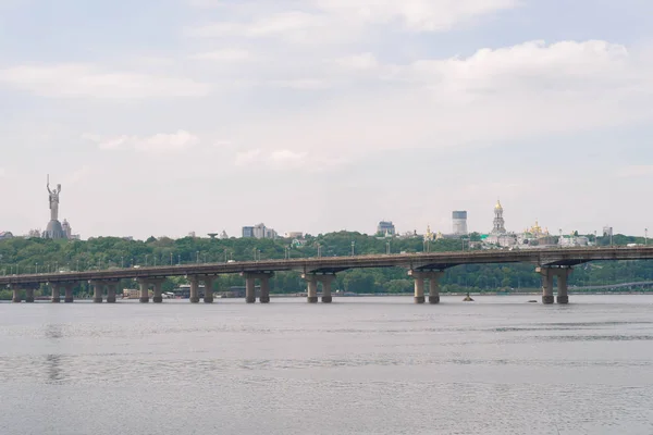 Blick auf den Fluss Dnipro und das rechte Ufer vom linken Ufer aus. Kiev. Ukraine. — Stockfoto
