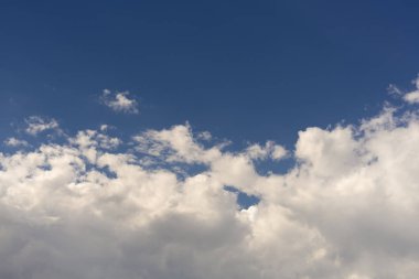 Güzel mavi gökyüzü ve bulutlar. Yaratıcı Vintage arka plan.