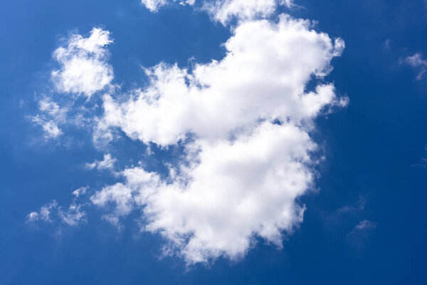 Прекрасное голубое небо и облака. Творческий винтажный фон
.