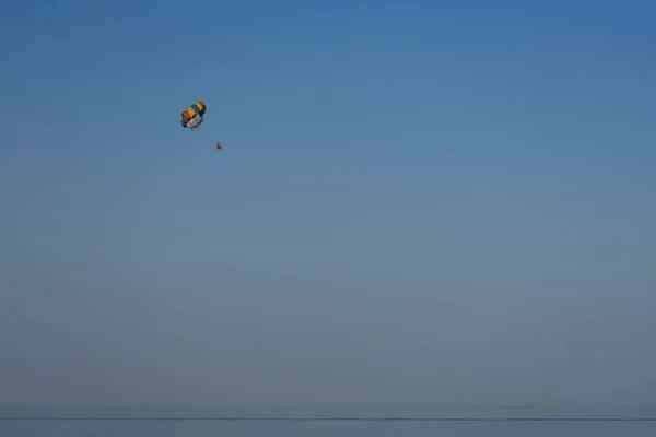 Parachute tandem over de zee tegen de blauwe hemel. — Stockfoto