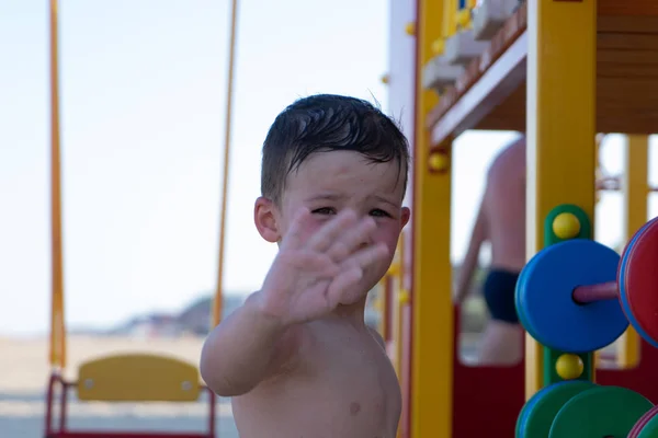 ビーチの遊び場で遊んでいる3歳の男の子。 — ストック写真