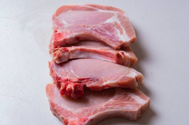 Sulu Çiğ domuz biftek et ızgara için hazır. Seçici odak.