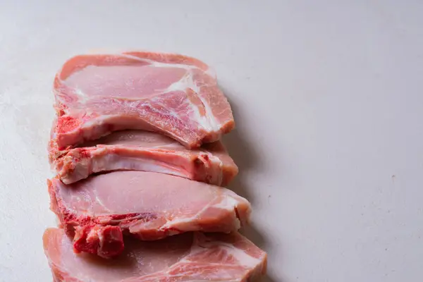 Ζουμερό κρέας χοιρινού κρέατος έτοιμο για σχάρα. Επιλεκτική εστίαση. — Φωτογραφία Αρχείου