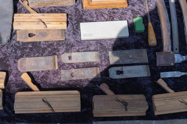 Antika antikalar bir bit pazarında satılır. Eski takım marangozluk. Ahşap planerler.