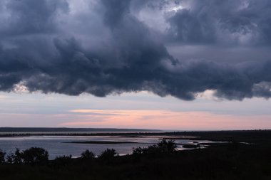 Gök gürültüsü bulut Armageddon gün batımında göl üzerinde. Kuyalnitsky 'nin heykeli. Odessa. Ukrayna.