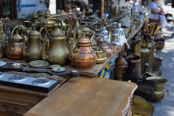 Antigüedades antiguas se venden en un mercado.Café turcos y teteras de cobre . — Foto de Stock
