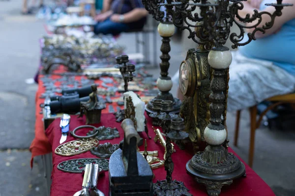 Antigüedades antiguas se venden en un mercado de pulgas . — Foto de Stock