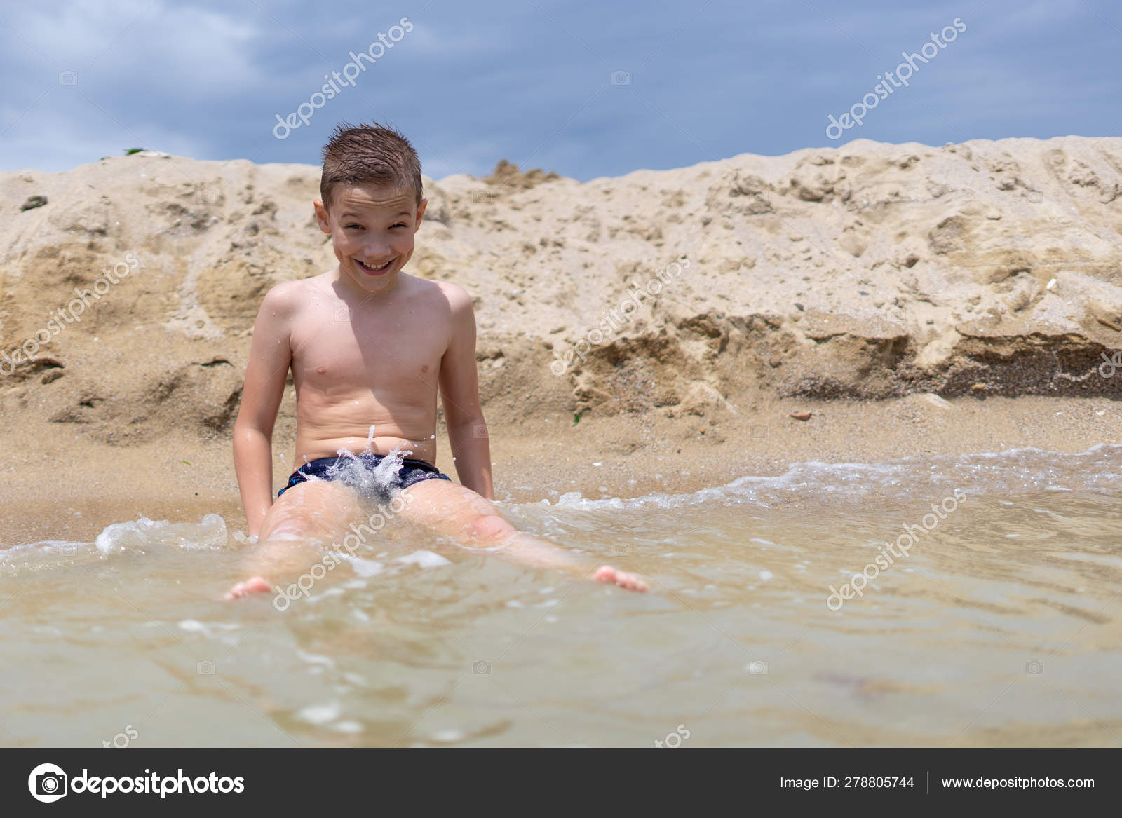 Un Garcon De 9 Ans Se Baigne Et Se Repose Sur Une Plage De Sable Par Image Libre De Droit Par Vk1971 C 278805744