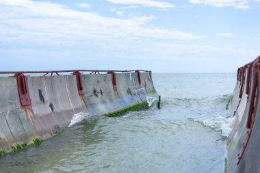 Deniz suyundan el yapımı kanal kurutma tamamlamak için
