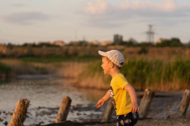 İki kardeş, erkek çocuklar 3 yaşında ve 9 yaşında, güneşi izliyorlar.