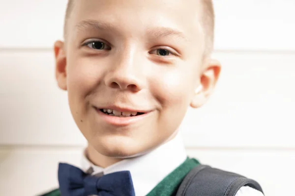 A 10-year-old boy prepares for school after a long summer break. — Stock Photo, Image