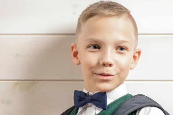 En 10-årig pojke förbereder sig för skolan efter ett långt sommaruppehåll. — Stockfoto