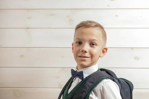 Ένα 10-χρονο αγόρι ετοιμάζεται για το σχολείο μετά από μια μακρά καλοκαιρινή διακοπές. — Φωτογραφία Αρχείου