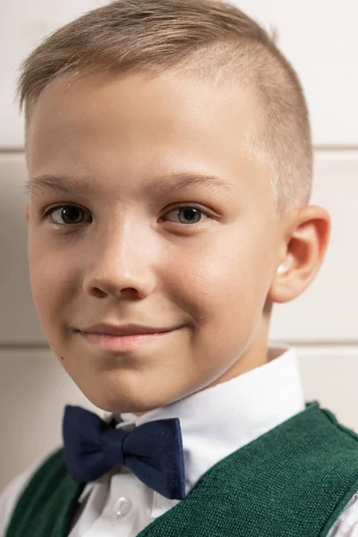 10-vuotias poika valmistautuu kouluun pitkän kesäloman jälkeen. . — kuvapankkivalokuva