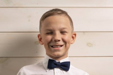 10 yaşındaki bir çocuk uzun bir yaz tatilinden sonra okula hazırlanıyor. Okula geri dön. Çocuk portresi.