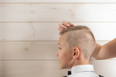10 yaşındaki bir çocuk uzun bir yaz tatilinden sonra okula hazırlanıyor. Okula geri dön. Çocuk portresi.