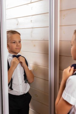 10 yaşındaki bir çocuk uzun bir yaz tatilinden sonra okula hazırlanıyor.