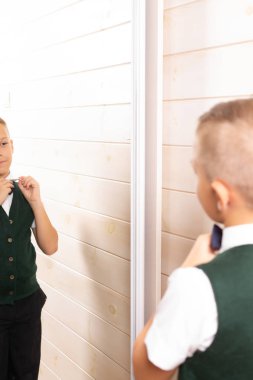 10 yaşındaki bir çocuk uzun bir yaz tatilinden sonra okula hazırlanıyor.