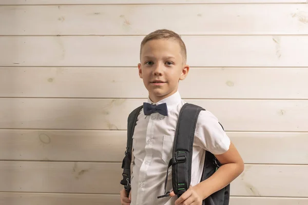 En 10-årig pojke förbereder sig för skolan efter ett långt sommaruppehåll. Tillbaka till skolan. Barnens porträtt. — Stockfoto