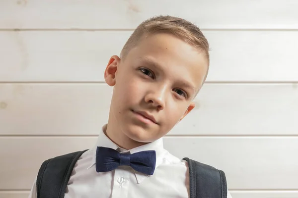 Un niño de 10 años se prepara para la escuela después de un largo descanso de verano . — Foto de Stock