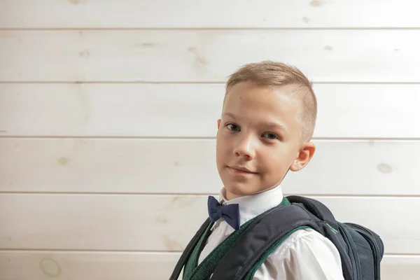 En 10-årig pojke förbereder sig för skolan efter ett långt sommaruppehåll. — Stockfoto