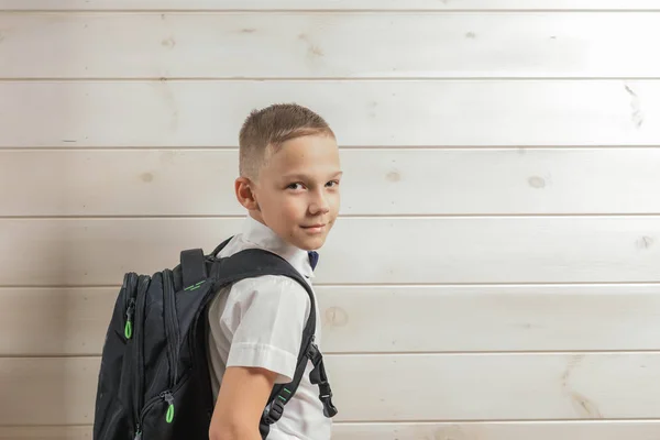 Um rapaz de 10 anos prepara-se para a escola depois de umas longas férias de Verão. De volta à escola. Retrato infantil . — Fotografia de Stock